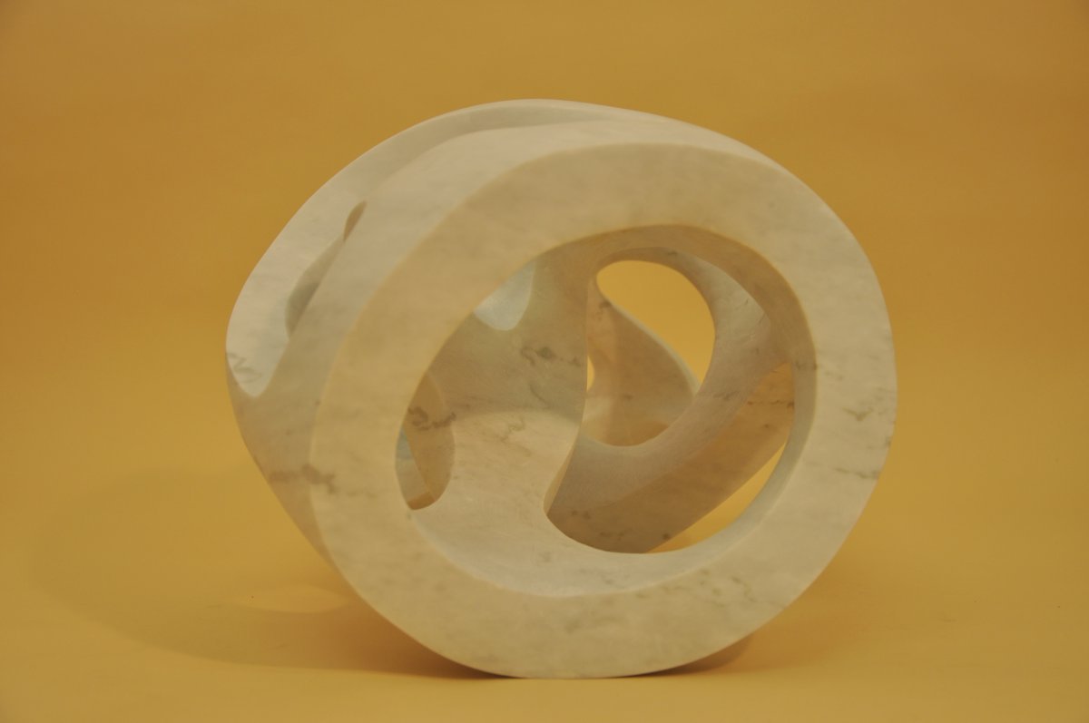 Respiro cosmico scultura astratta in marmo di Carrara