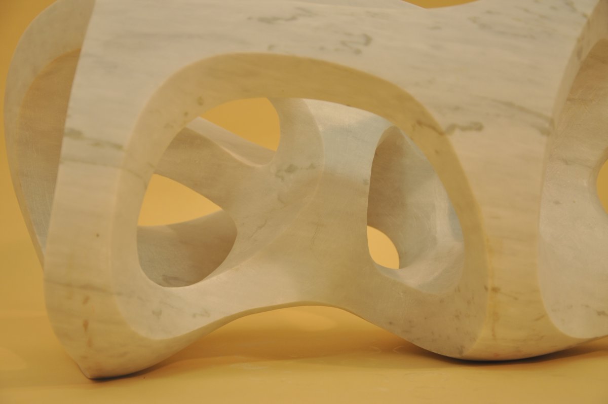 Respiro cosmico scultura astratta in marmo di Carrara